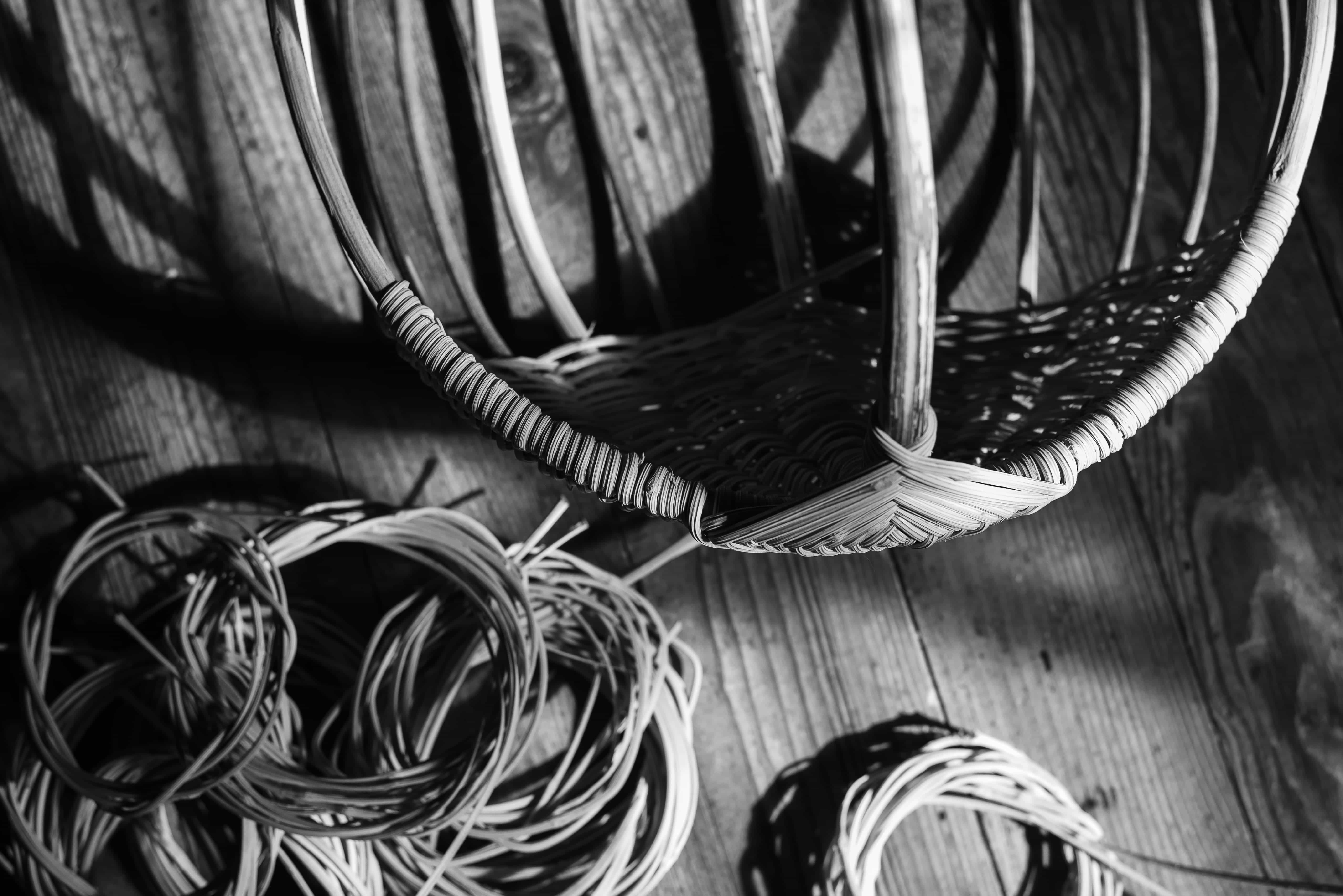 photo d'éléments de vannerie posés sur un parquet
